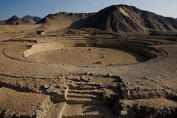 Los Misterios de las Piramides : Caral , ciudadela milenaria