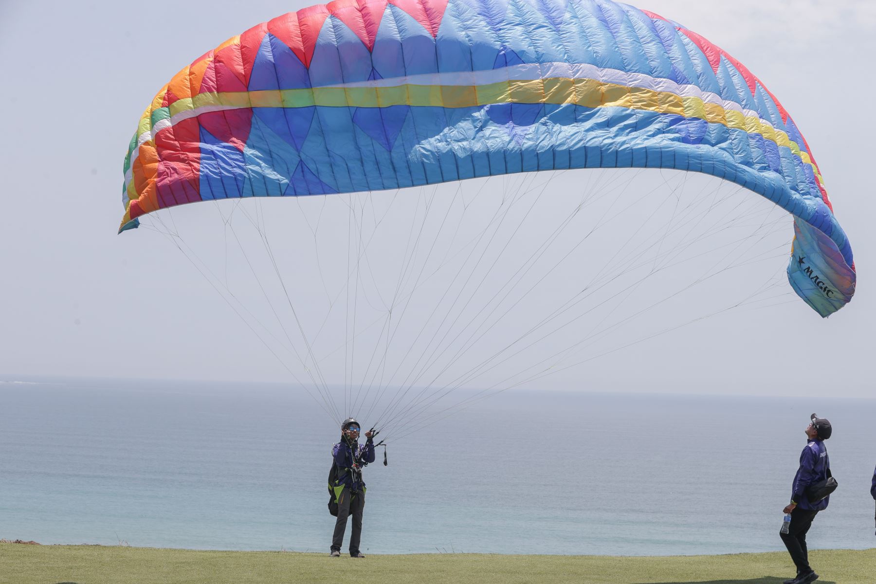 Vuela en parapente sobre las costas limeñas