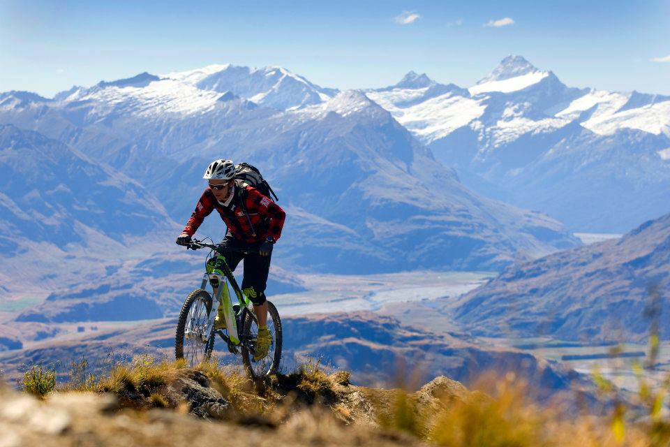Descubre la Aventura en Queenstown, Nueva Zelanda: Camping y Ciclismo de Montaña