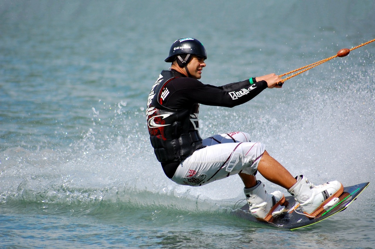 Wakeboarding: Una fusión de surf, esquí, snowboard y skate. 