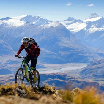 Descubre la Aventura en Queenstown, Nueva Zelanda: Camping y Ciclismo de Montaña