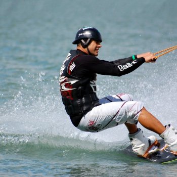 Wakeboarding: Una fusión de surf, esquí, snowboard y skate. 