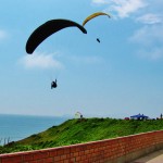 Vuela en parapente sobre las costas limeñas